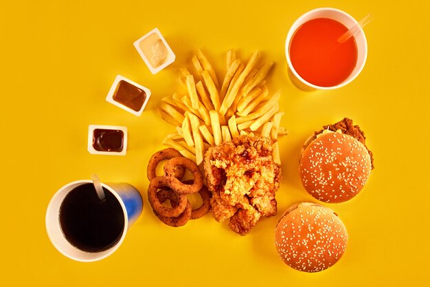 Foto concepto de comida rápida con restaurante frito grasiento como aros de cebolla hamburguesa pollo frito y fren