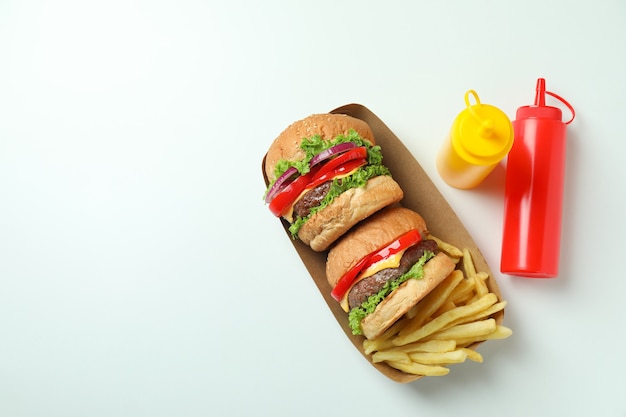 Concepto de comida rápida sobre fondo blanco.