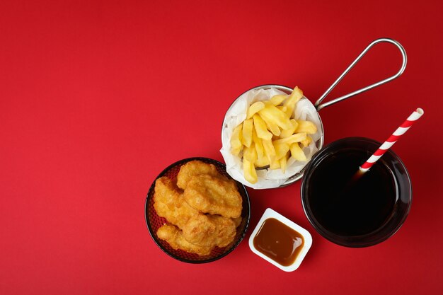 Concepto de comida rápida sobre fondo rojo.