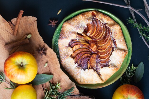 Concepto de comida recién horneado dorado Pastel de manzana Galette orgánico hecho en casa corteza mantecosa