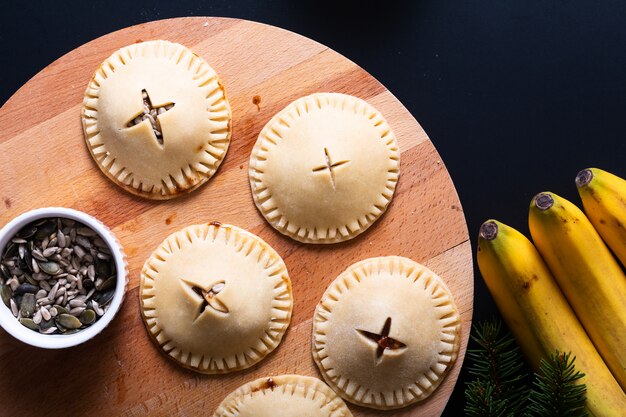 Concepto de comida recién horneado pastel casero de plátano casero adoptivo en negro