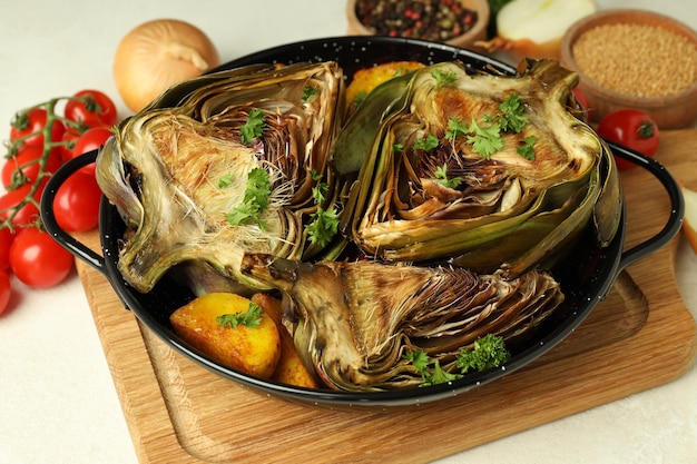 Concepto de comida sabrosa con alcachofas a la parrilla de cerca