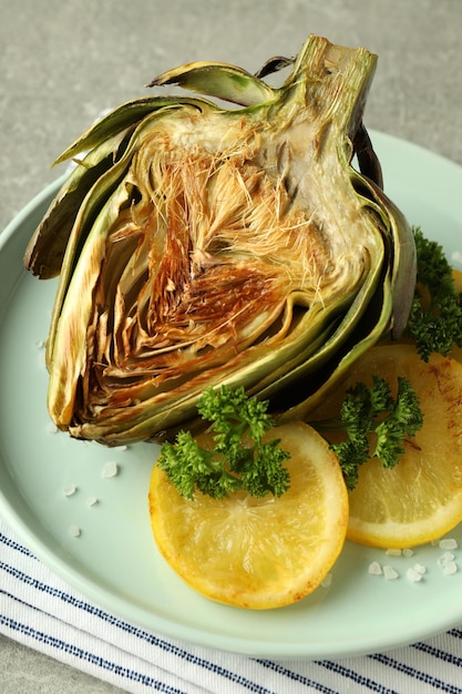 Concepto de comida sabrosa con alcachofas a la parrilla de cerca