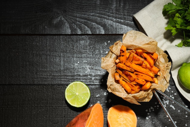 Concepto de comida sabrosa batatas fritas