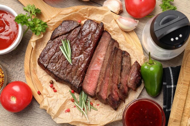 Concepto de comida sabrosa con bistec de ternera, vista superior