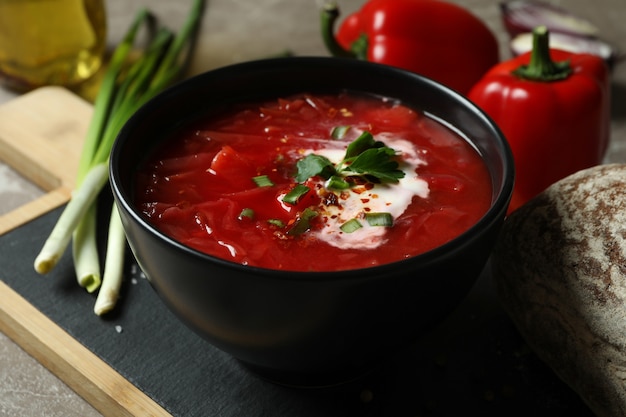 Concepto de comida sabrosa con borscht en pared gris