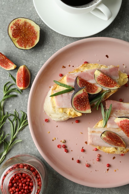 Concepto de comida sabrosa con bruschetta con higo en mesa con textura gris