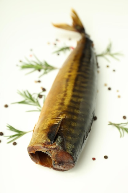 Concepto de comida sabrosa caballa ahumada de cerca