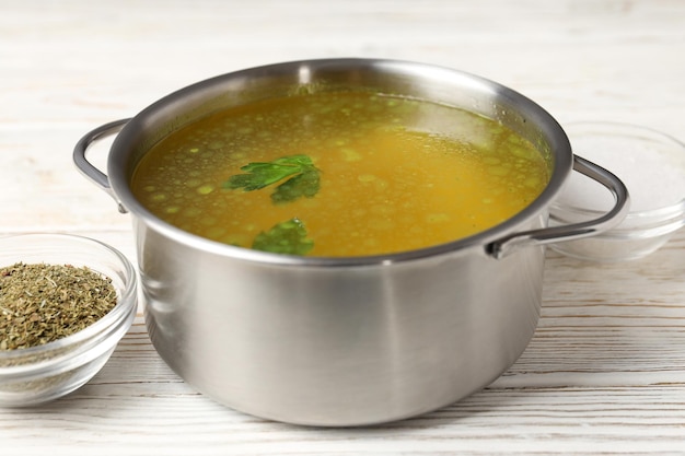 Concepto de comida sabrosa con caldo sobre fondo de madera