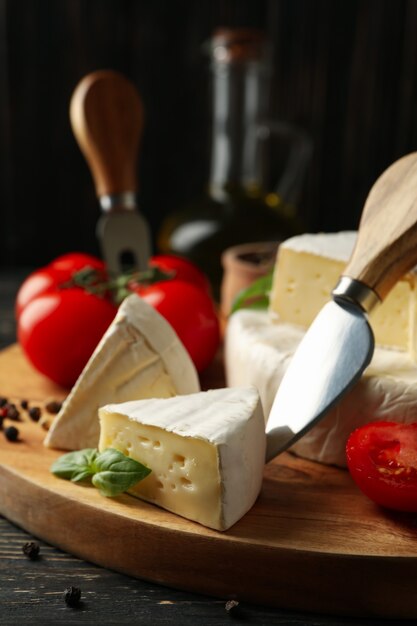 Concepto de comida sabrosa con camembert y especias en la tabla de cortar