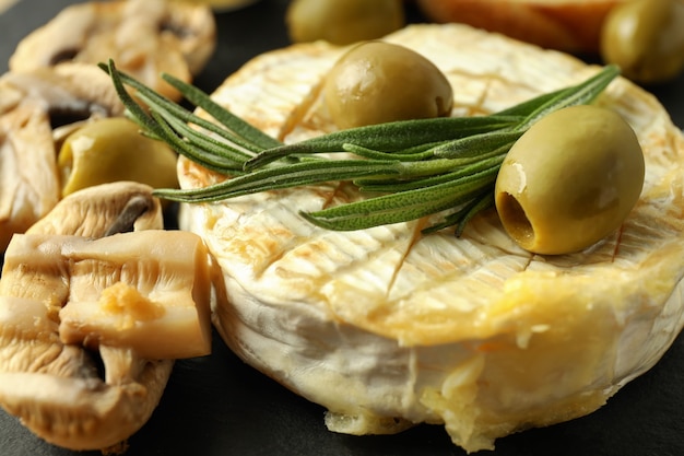 Concepto de comida sabrosa con camembert a la parrilla, de cerca.