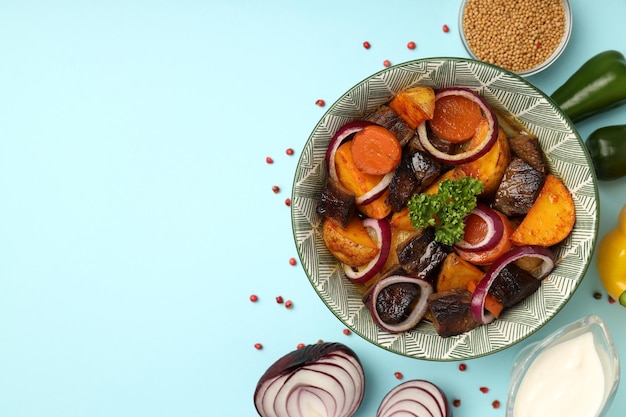 Concepto de comida sabrosa con carne de res con espacio de verduras para texto