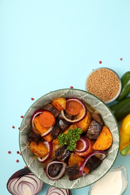 Concepto de comida sabrosa con carne de res con espacio de verduras para texto