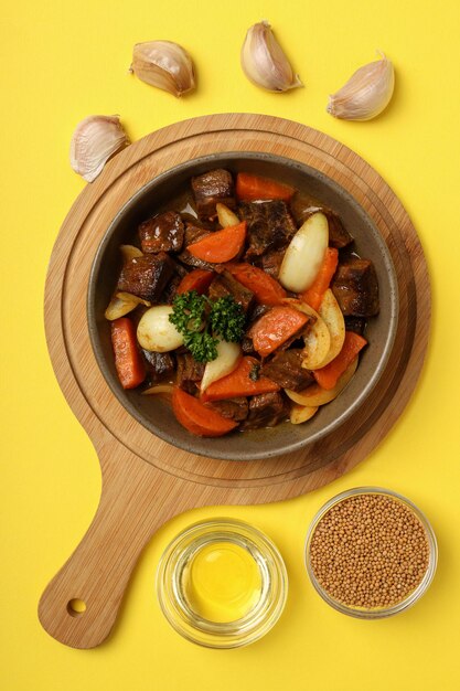 Concepto de comida sabrosa con carne de res con verduras, vista superior