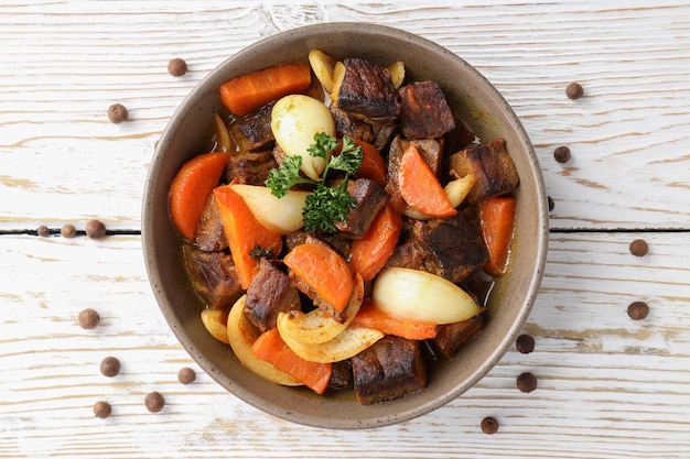 Concepto de comida sabrosa con carne de res con vista superior de verduras