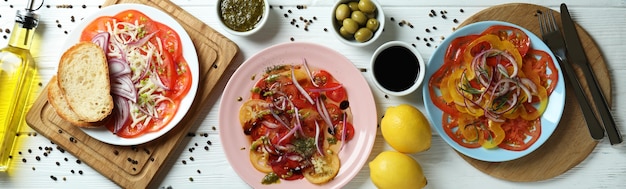 Concepto de comida sabrosa con carpaccio de tomate en mesa de madera blanca