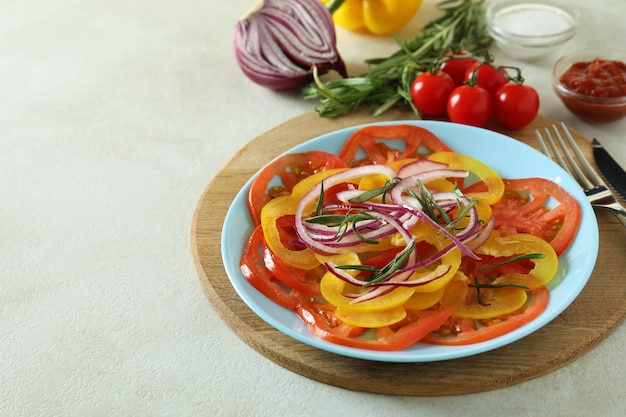 Concepto de comida sabrosa con carpaccio de tomate en mesa con textura blanca