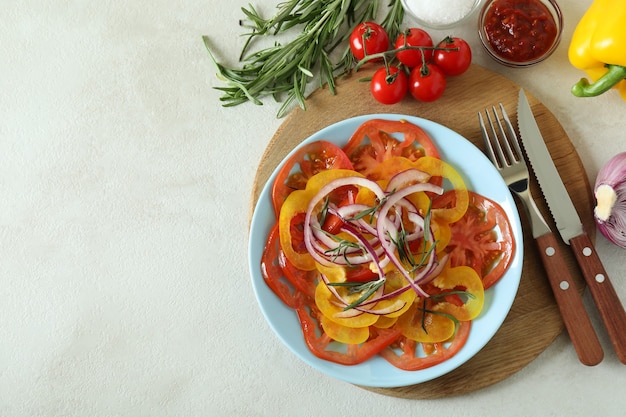 Concepto de comida sabrosa con carpaccio de tomate en mesa con textura blanca