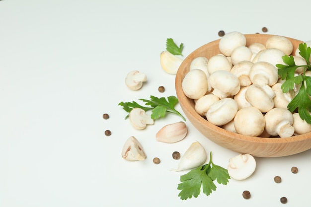 Concepto de comida sabrosa con champiñón en blanco