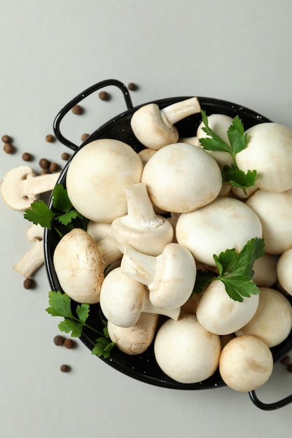 Concepto de comida sabrosa con champiñón en blanco