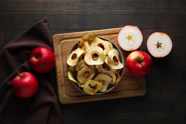 Concepto de comida sabrosa chips de manzana seca vista superior