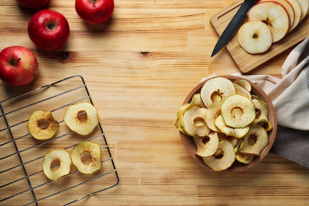 Concepto de comida sabrosa chips de manzana seca vista superior