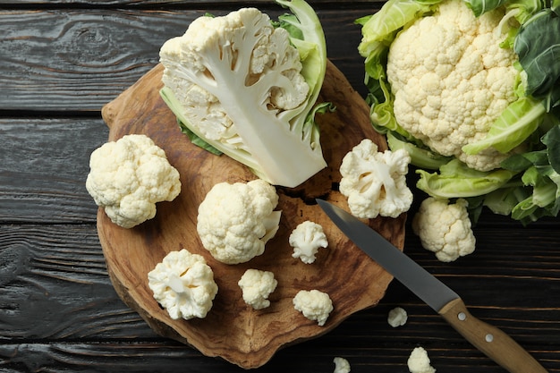 Concepto de comida sabrosa con coliflor sobre fondo de madera