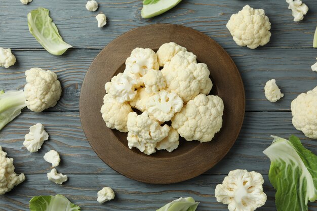 Concepto de comida sabrosa con coliflor sobre fondo de madera