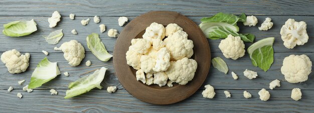 Concepto de comida sabrosa con coliflor sobre fondo de madera