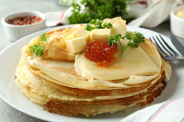 Concepto de comida sabrosa con crepes, cerrar