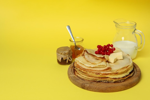 Concepto de comida sabrosa con crepes sobre fondo amarillo