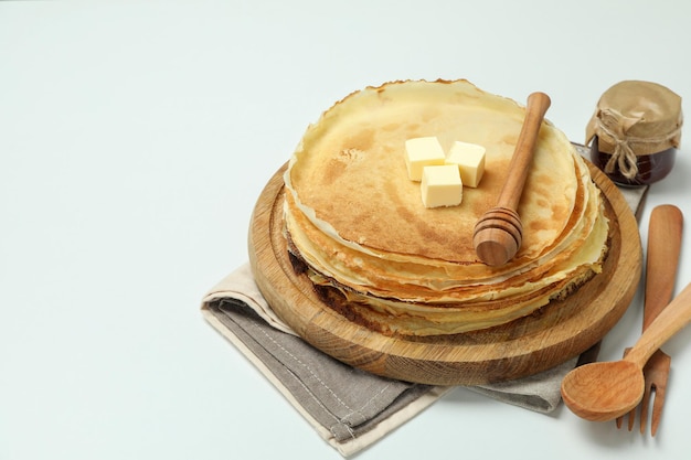 Concepto de comida sabrosa con crepes sobre fondo blanco.