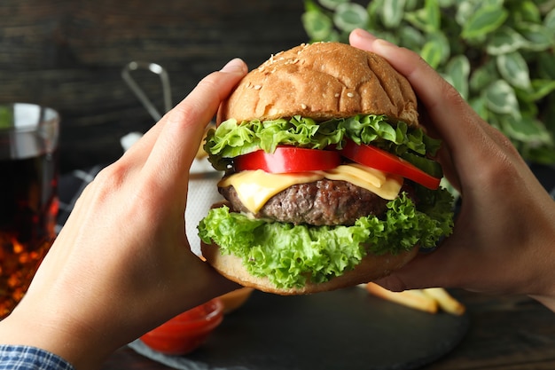 Concepto de comida sabrosa con deliciosa hamburguesa