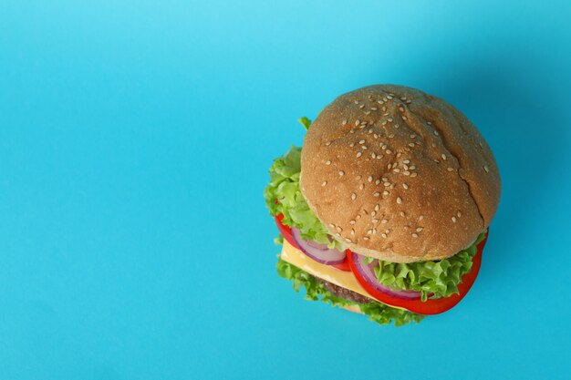 Concepto de comida sabrosa con deliciosa hamburguesa