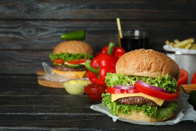 Concepto de comida sabrosa con deliciosas hamburguesas