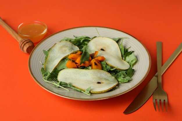 Concepto de comida sabrosa con ensalada de calabaza sobre fondo naranja