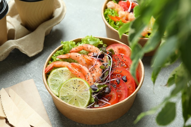 Concepto de comida sabrosa con ensalada de camarones, cerrar