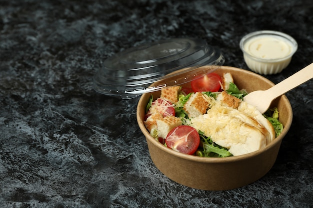 Concepto de comida sabrosa con ensalada César en ahumado negro