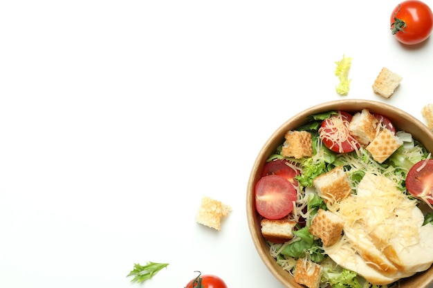 Concepto de comida sabrosa con ensalada César en blanco