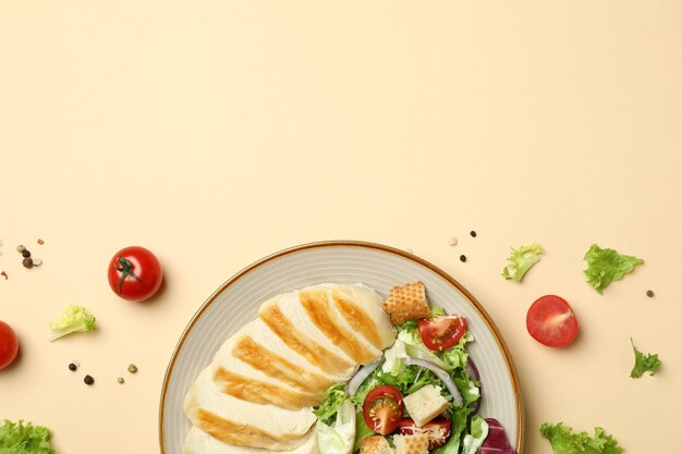 Concepto de comida sabrosa con ensalada César sobre fondo beige