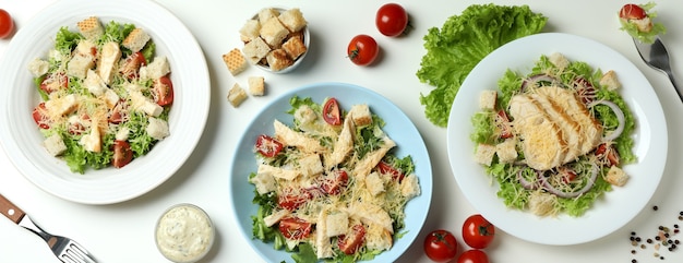 Concepto de comida sabrosa con ensalada César sobre fondo blanco.