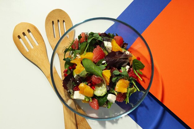 Concepto de comida sabrosa con ensalada con naranja roja