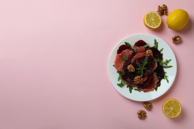 Concepto de comida sabrosa con ensalada de remolacha en mesa rosa