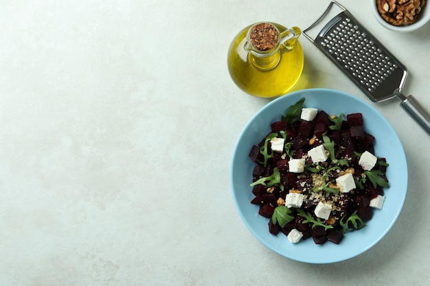 Concepto de comida sabrosa con ensalada de remolacha en la mesa con textura blanca