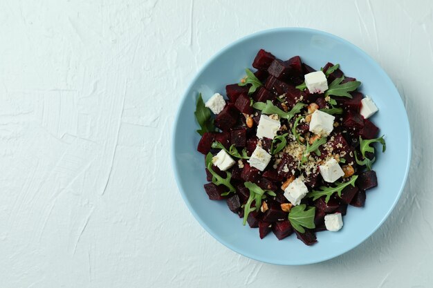 Concepto de comida sabrosa con ensalada de remolacha en la mesa con textura blanca