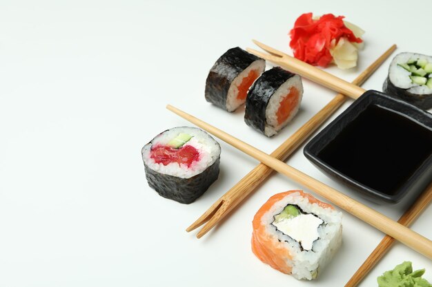 Concepto de comida sabrosa con espacio de sushi para texto