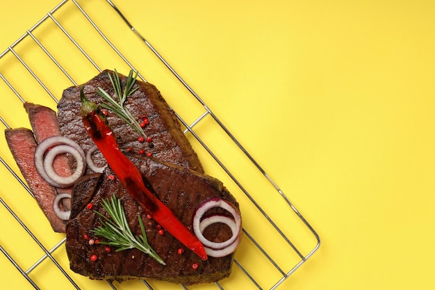 Concepto de comida sabrosa con filetes de ternera, espacio para texto