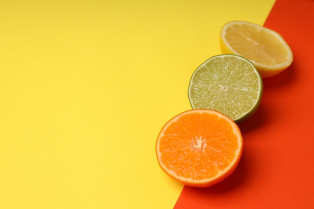 Concepto de comida sabrosa con frutas cítricas sobre fondo de dos tonos