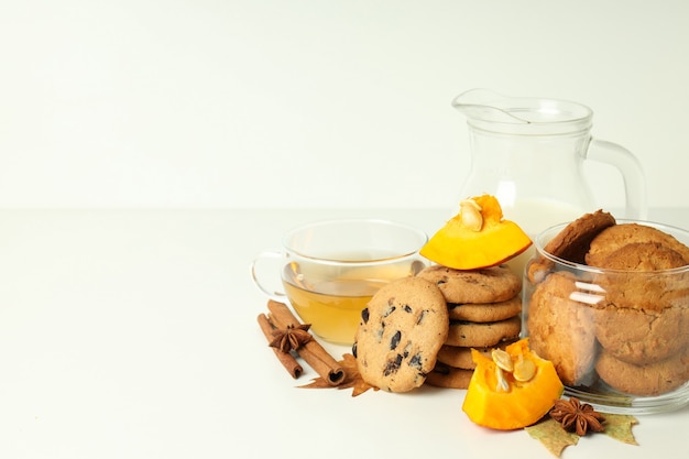 Concepto de comida sabrosa con galletas de calabaza en mesa blanca.