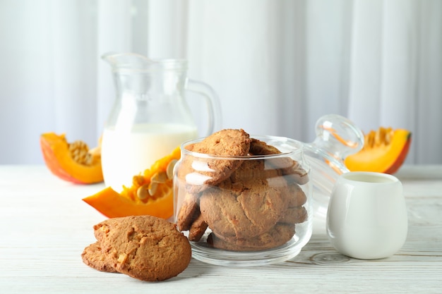 Concepto de comida sabrosa con galletas de calabaza en la mesa de madera blanca.